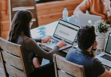 https://sandbox.harvard-deusto.com/sites/default/files/styles/article_normal/public/2021-10/recursos-humanos-liquidos.jpg?itok=uVxjUcTU&x=1759569842